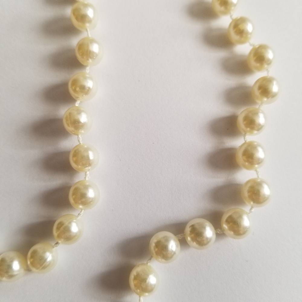Relisted -Vintage faux pearl necklace white - Picture 5 of 10